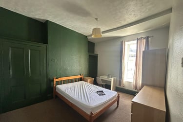 3 bed flat, Hill Park Crescent, Flat 2, Greenbank, Plymouth, PL48JP - Image 1